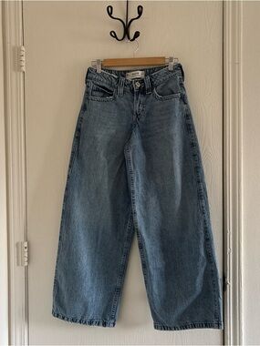 Hollister Low-Rise Super Baggy Jeans Women’s 000R / 23R Light Wash Wide Leg